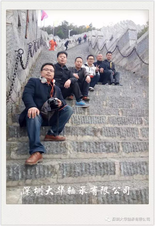 古城墻,坐在最前邊的是號稱體重130的時尚達人—九哥 古城墻,坐在最前邊的是號稱體重130的時尚達人—九哥